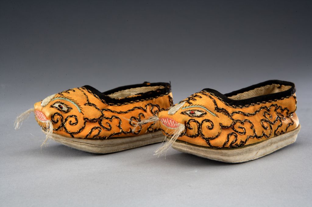 图片[1]-Yellow Satin Nailed Gold Thread Tiger Head Small Format Shoes-China Archive